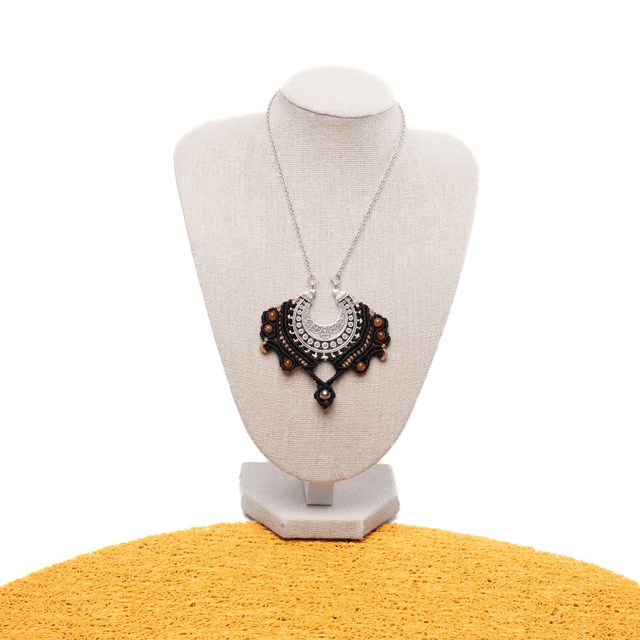 Collier Énergie Solaire – Micro Macramé, Cornaline & Pendentif Ethnique en Zamac