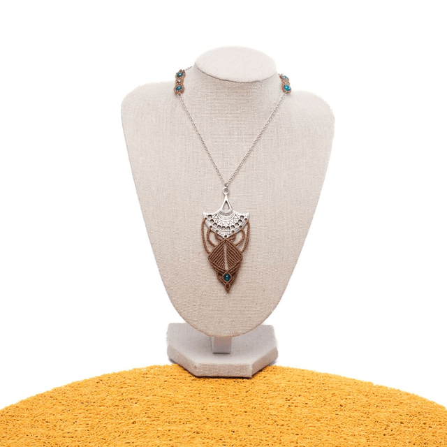 Collier Élégance Bohème – Micro Macramé, Zamac & Apatite