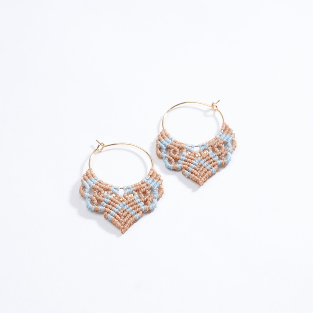 Boucles d’oreille créoles dorées en micro macramé