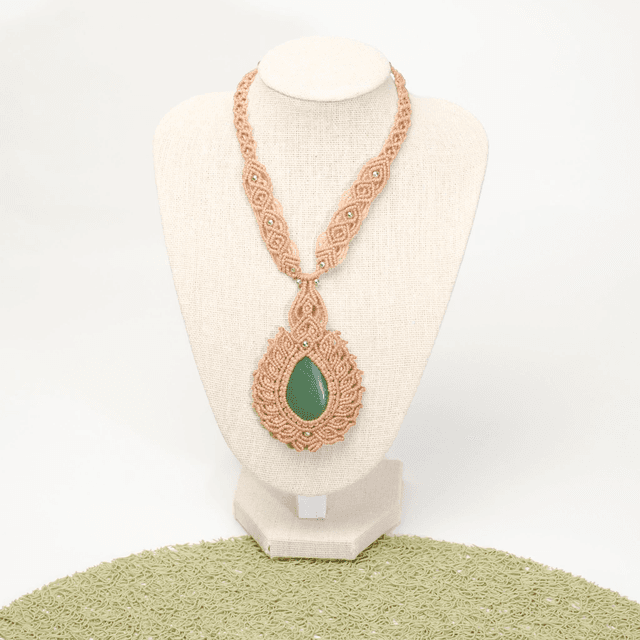 Collier en micro macramé avec Aventurine Verte