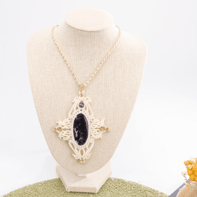 Collier Kämmerérite blanc et doré