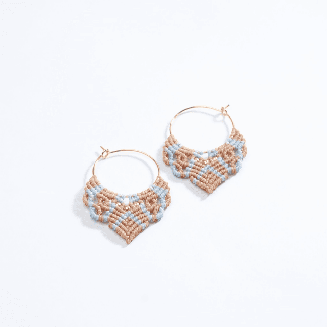 Boucles d’oreille créoles dorées en micro macramé